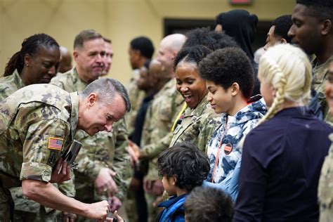 Army Reserve Soldiers Raise Their Right Hand Again Article The