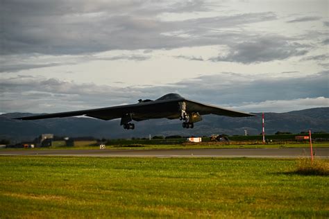 B 2 Conducts Hot Pit Refueling At Lajes U S Air Forces In Europe Air Forces Africa Article Display