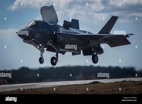 F35b Landing Vertically