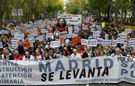 In Madrid S Downtown Thousands Of Protesters March To Defend Public Healthcare