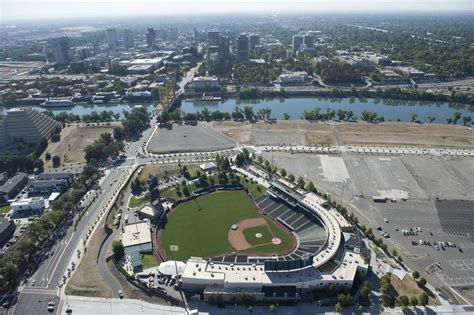 Raley Field Dibuka